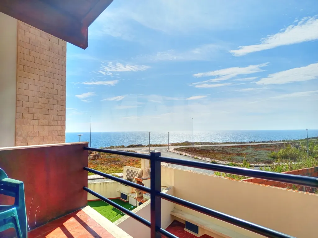 2 bedroom apartment with sea view and garage!