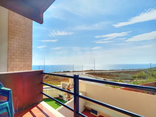 2 bedroom apartment with sea view and garage!