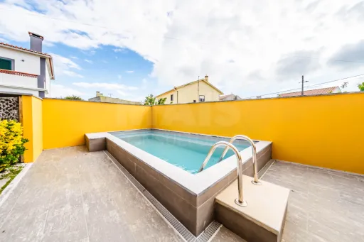 Moradia exclusiva com piscina aquecida, suite, garagem e jardim deslumbrante