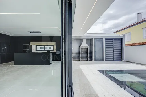 Magnifica moradia V4 Nova na Granja em Vialonga com piscina de água salgada