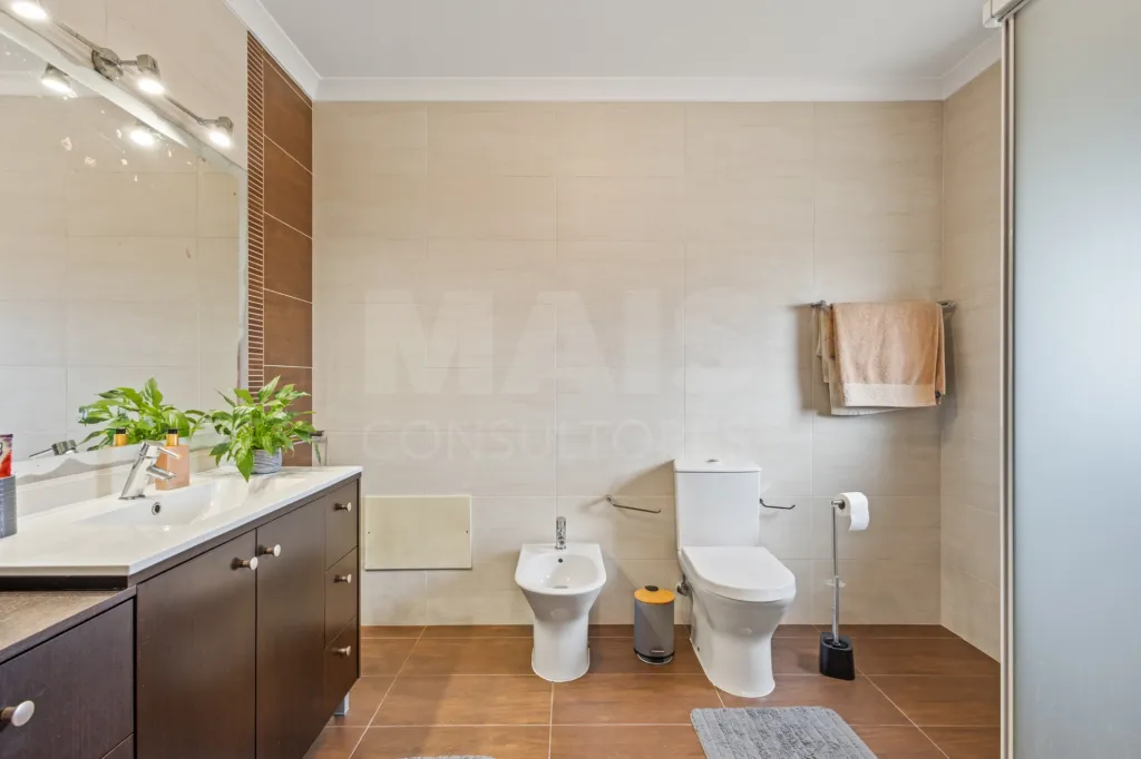 Moradia T5 com piscina e garagem em terreno de 2.000m2 na Bufarda