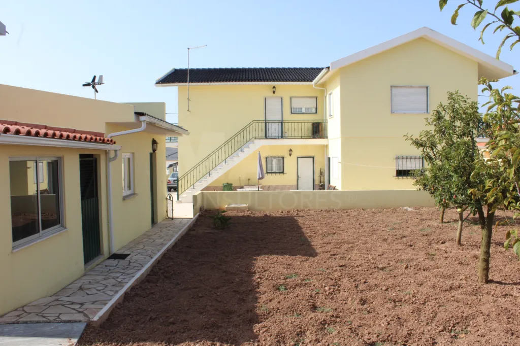Moradia com 3 Apartamentos Independentes | Ideal AL | Perto da Praia da Areia Branca
