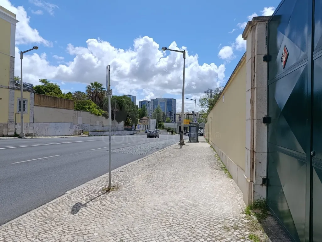 T2 em Carnide - Conforto, Luz e localização privilegiada.