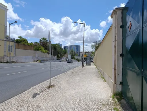 T2 em Carnide - Conforto, Luz e localização privilegiada.