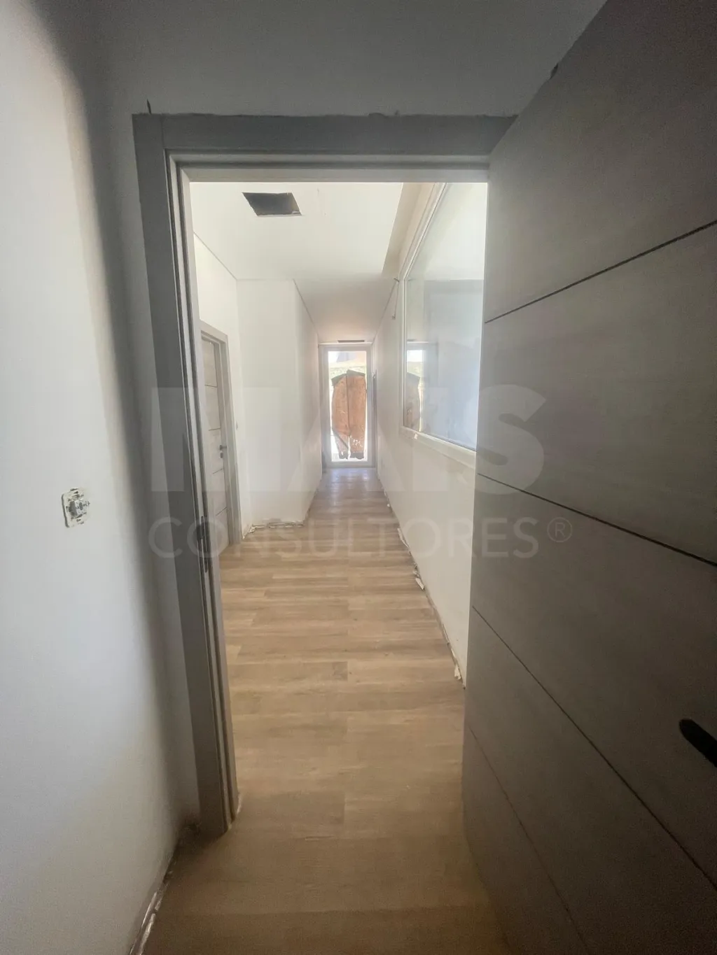 Moradia térrea contemporânea em fase final, com piscina infinita e jacuzzi em lote de 1.500 m²