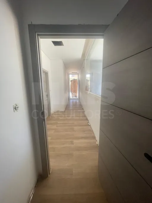 Moradia térrea contemporânea em fase final, com piscina infinita e jacuzzi em lote de 1.500 m²