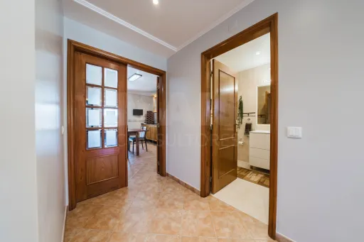 Moradia T3+1 pronta a habitar | Garagem fechada, pátio com churrasqueira e a 5 min das praias !