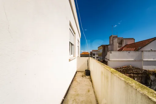 Apartamento T3+1 no Centro de Peniche com Terraço Privativo e Elevada Rentabilidade