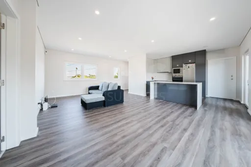Semi-New Single-Storey House with Outdoor Space - Olho Marinho