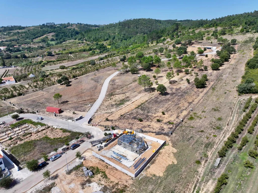 Moradia T3 Geminada c/ 1 Suite, Jardim, Parqueamento e Piscina! (LT2)