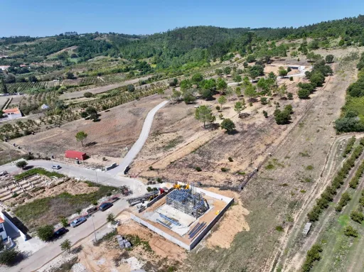 Moradia T3 Geminada c/ 1 Suite, Jardim, Parqueamento e Piscina! (LT2)