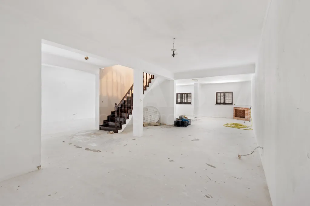 Moradia T4 com cave, garagem e quintal no centro de Peniche