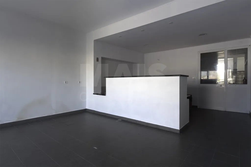 Espaço Comercial 115 m² na EN10 | Localização Premium e Máxima Visibilidade – Porto Alto
