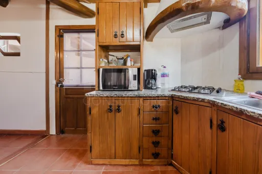 Renovated 3-Bedroom House with Backyard and Excellent Sun Exposure | Casais Brancos