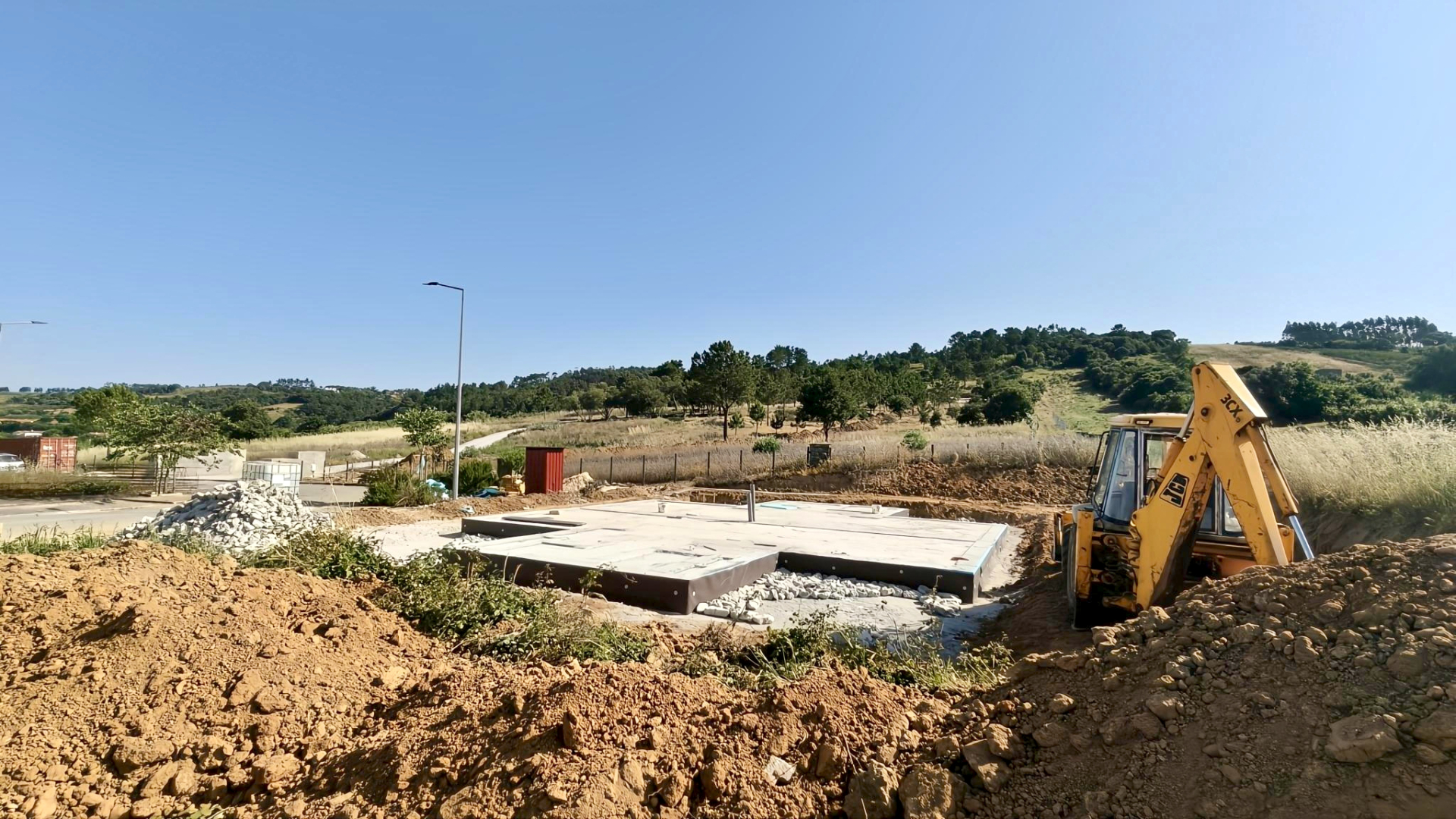 Moradia T3 Geminada c/ 1 Suite, Jardim, Parqueamento e Piscina! (LT2)