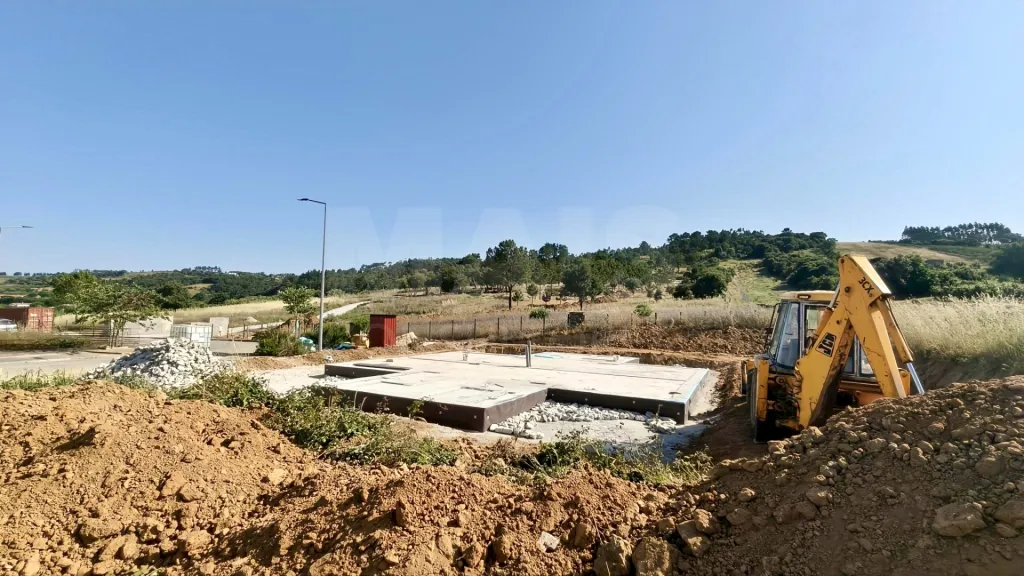Moradia T3 Geminada c/ 1 Suite, Jardim, Parqueamento e Piscina! (LT2)