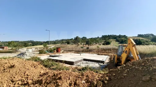 Moradia T3 Geminada c/ 1 Suite, Jardim, Parqueamento e Piscina! (LT2)