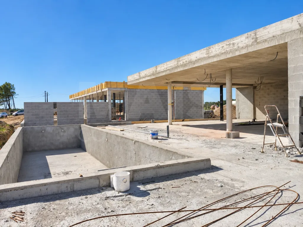 Single-Story 3-Bedroom + 1 House with Master Suite, Garden, Pool, and Garage for 2 Cars | ALCOBAÇA | OFF-MARKET