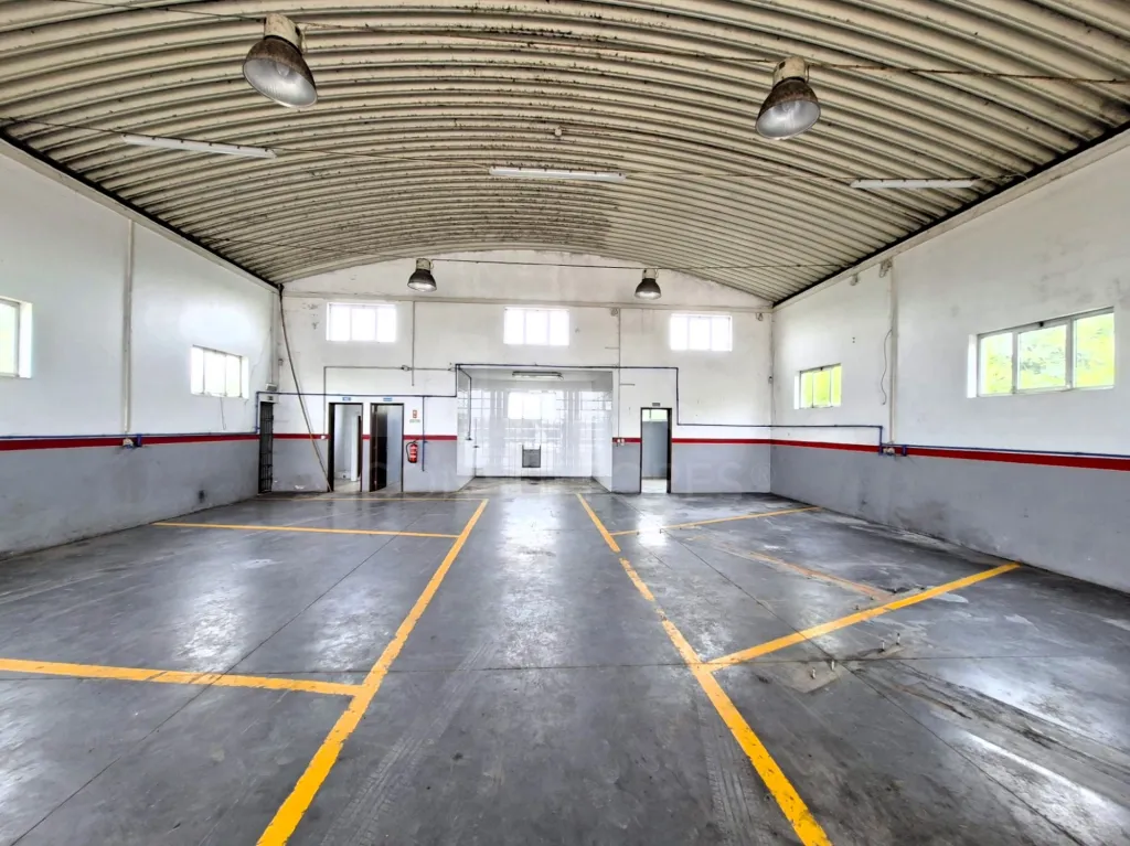 Industrial warehouse with 220m2 in Atouguia da Baleia