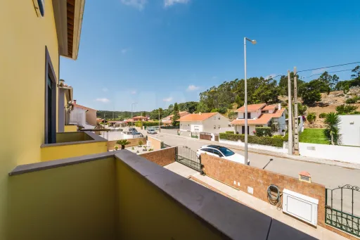 Moradia T4 com Jardim, Garagem e Churrasqueira no Centro de Olho Marinho – Óbidos