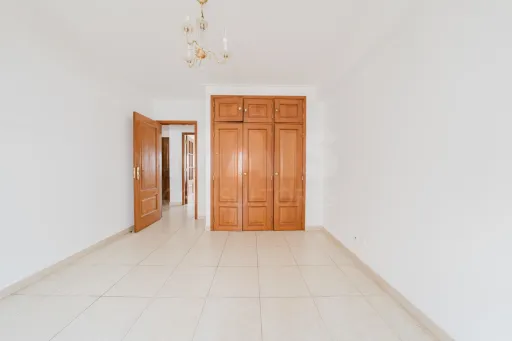 Apartamento T3 com garagem e varanda.