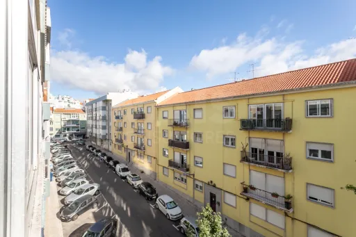 3-bedroom apartment in Alvalade, near Padre António Vieira Secondary School