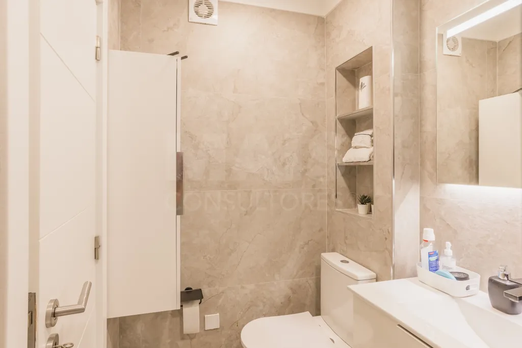 Último Piso | T2 Totalmente Remodelado | 2 Varandas | Vista Desafogada