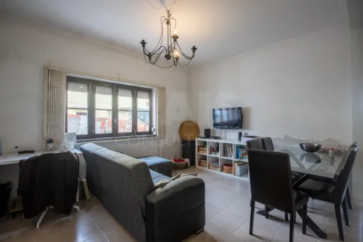 Prédio Multifamiliar em Alcabideche: Excelente Oportunidade de Investimento Próximo às Praias de Cascais