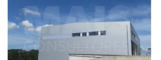 Armazém com um total de 8000m2 e logradouros
