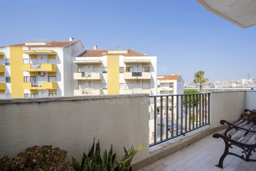 3-Bedroom Apartment with Excellent Sun Exposure | Balconies | Storage Room | Metro 600 m Away | Olival Basto – Odivelas