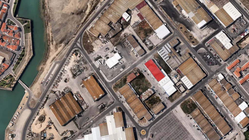 Terreno Urbano 800 m² com Infraestruturas — Zona Industrial de Peniche