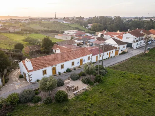 Moradia Térrea para Reabilitar com Terreno, Vista Mar e Vista Sítio da Nazaré – Bairro, Alcobaça