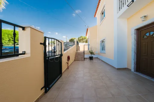🏡 3-Bedroom House—Furnished and Fully Equipped | Jacuzzi | Garage | Backyard