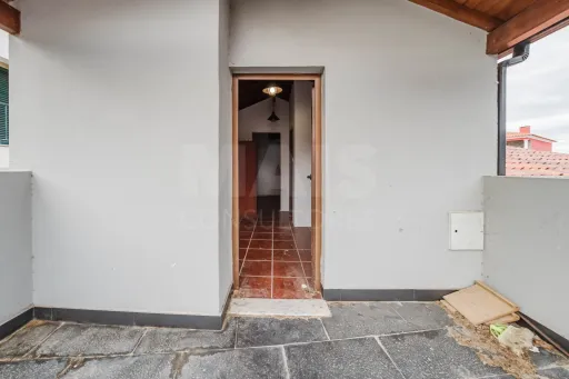 Moradia T3 com comércio e terraço no Coto