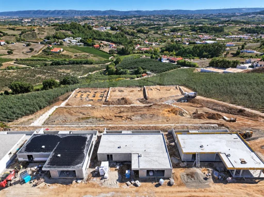 Single-Story 3-Bedroom + 1 House with Master Suite, Garden, Pool, and Garage for 2 Cars | ALCOBAÇA | OFF-MARKET