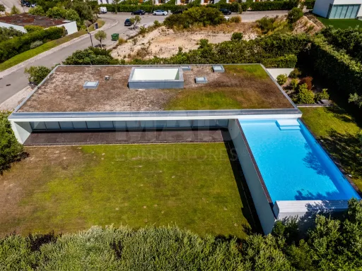 Moradia T4 com piscina inserida num Resort em lote com 1191m2