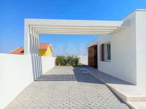 Moradia T3 Térrea com Piscina e Jardim !