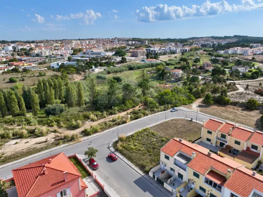 Lote urbano de 440 m² em Caldas da Rainha | Dê espaço ao seu próximo projeto