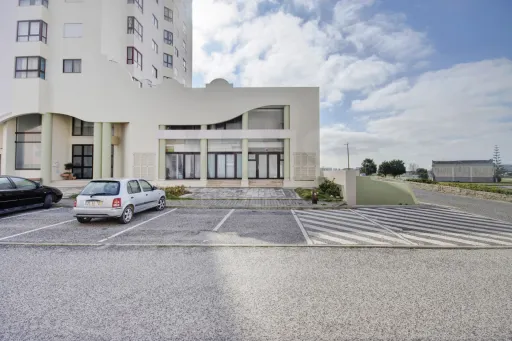 Loja com 2 Pisos no Centro de Peniche — Uma Oportunidade Imperdível!