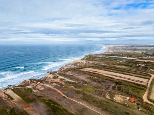 Terreno Rústico em Ferrel, junto à Praia da Almagreira