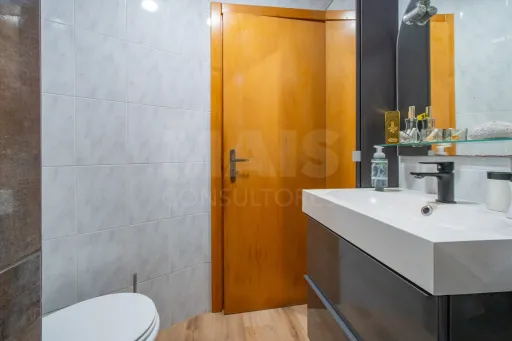 Moradia T2+2 totalmente remodelada com piscina aquecida no Porto Alto