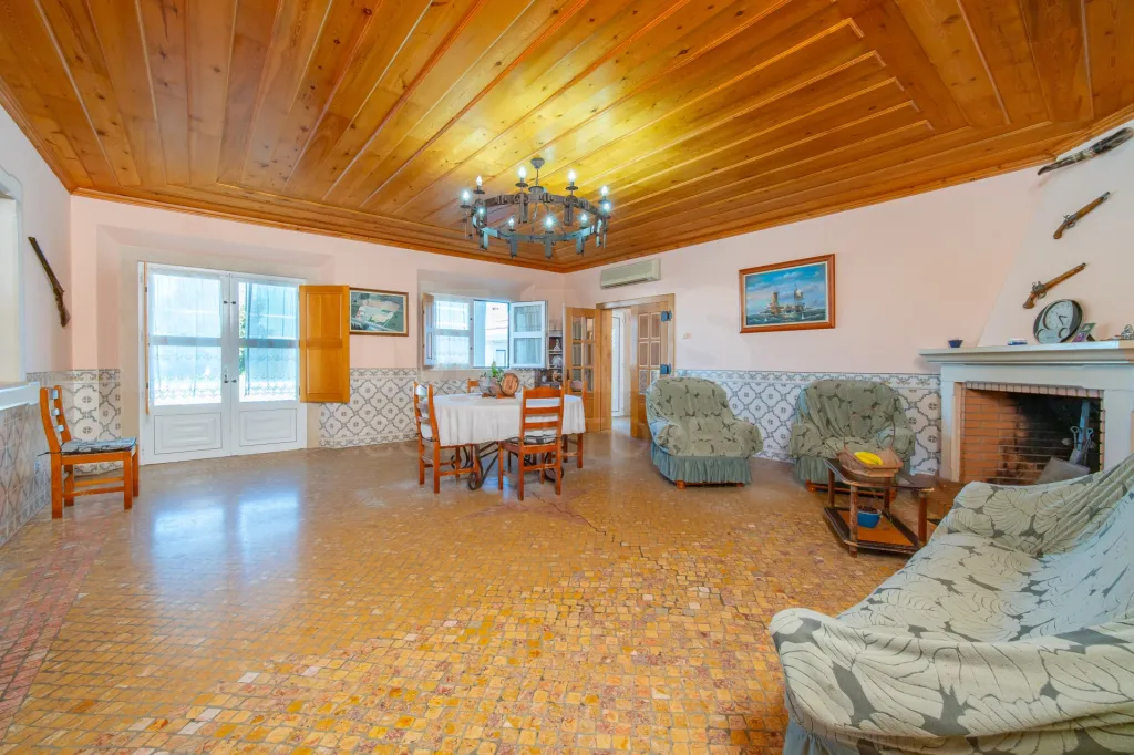 4-Bedroom House with Pool, 3 Garages, and 3,179 m² of Land in Almeirim