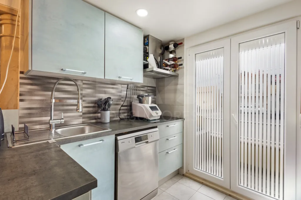 Moradia com 3 apartamentos e vista mar