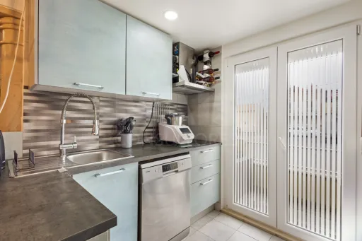 Moradia com 3 apartamentos e vista mar
