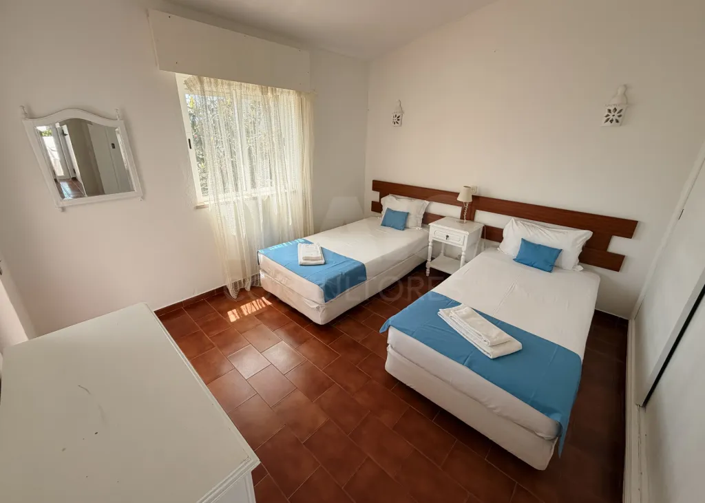 T1 na Vila Senhora da Rocha | Praia a 70 m | 4 Piscinas | 9 Hectares de Jardins| Caminhadas em Segurança Porches – Lagoa – Algarve | T1 onde pode deixar o carro estacionado e viver o Algarve a pé.