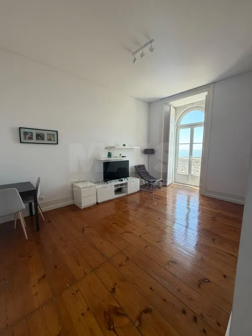 T1 Remodelado com Vista Rio | Av. 24 de Julho — Cais do Sodré