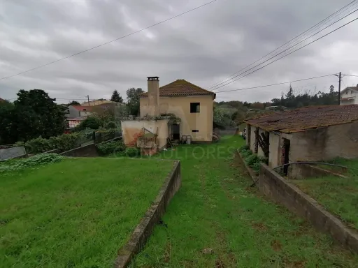 Moradia para recuperação em terreno de 1242 m2 - Mealhada