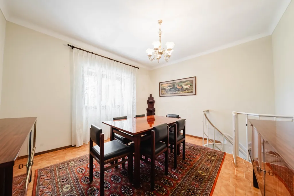 Moradia Isolada com Terreno de 9.840 m² em Barreiras – Cadaval