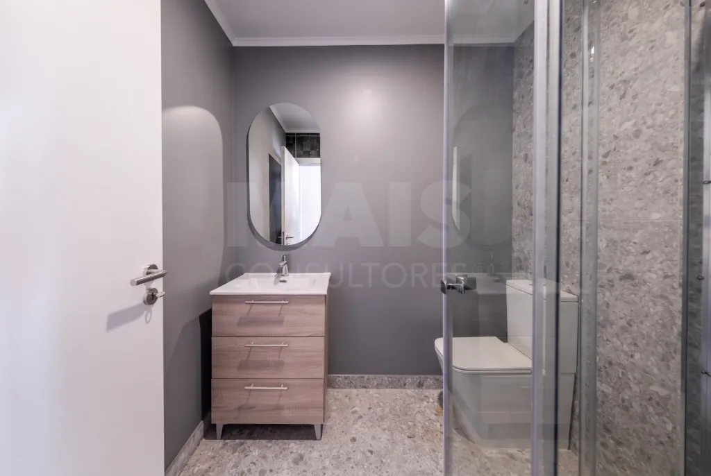 Moradia T2+1 totalmente remodelada com garagem e sótão em Alfeizerão