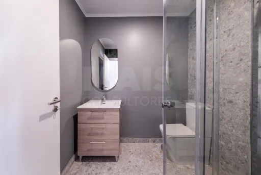 Moradia T2+1 totalmente remodelada com garagem e sótão em Alfeizerão